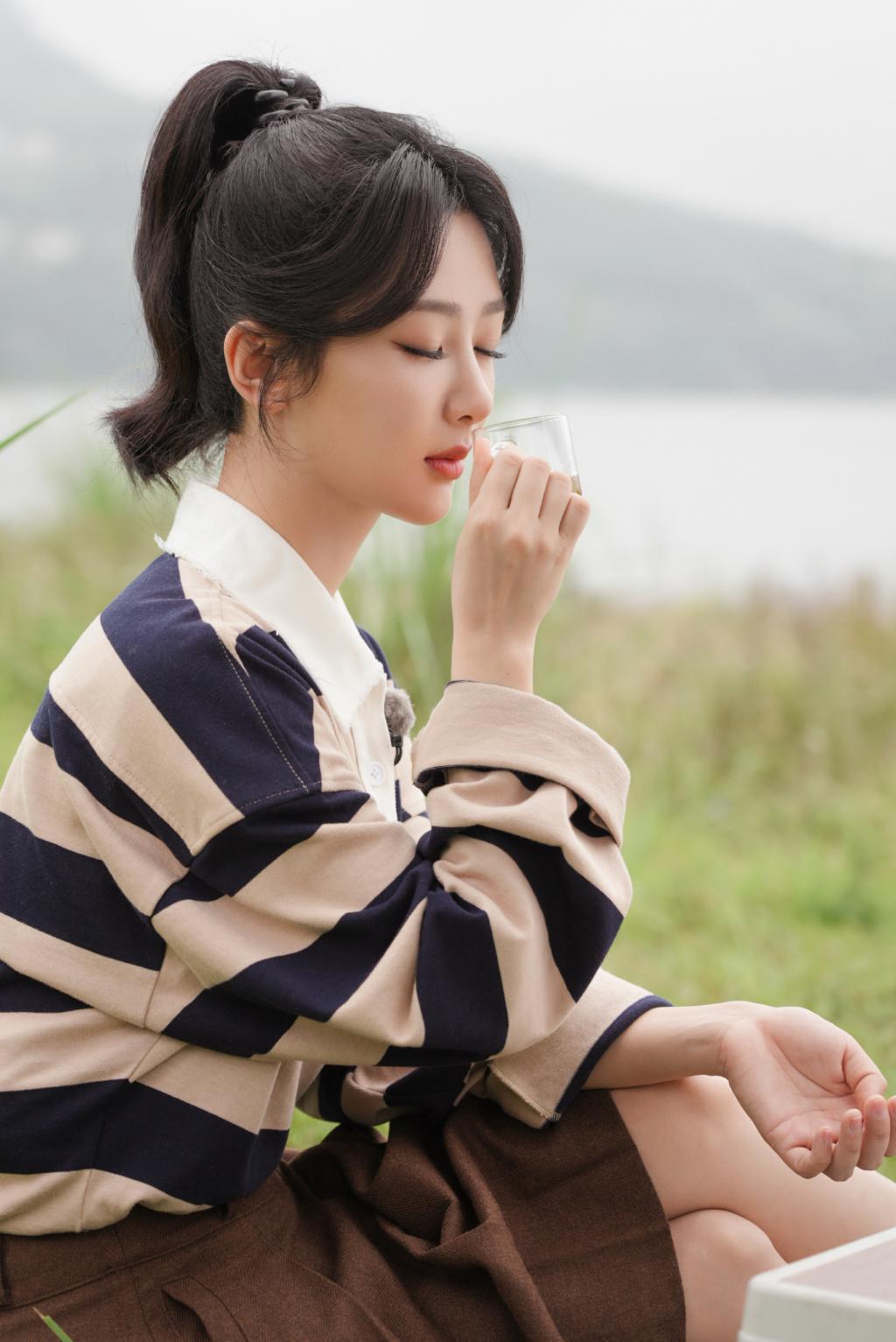杨紫扎马尾俏皮活泼 穿短裙露纤细美腿