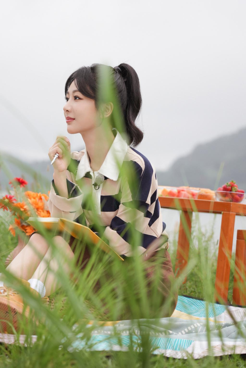 杨紫扎马尾俏皮活泼 穿短裙露纤细美腿