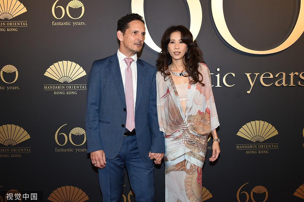 杨紫琼银色亮片裙造型出席活动 莫文蔚夫妇牵手亮相