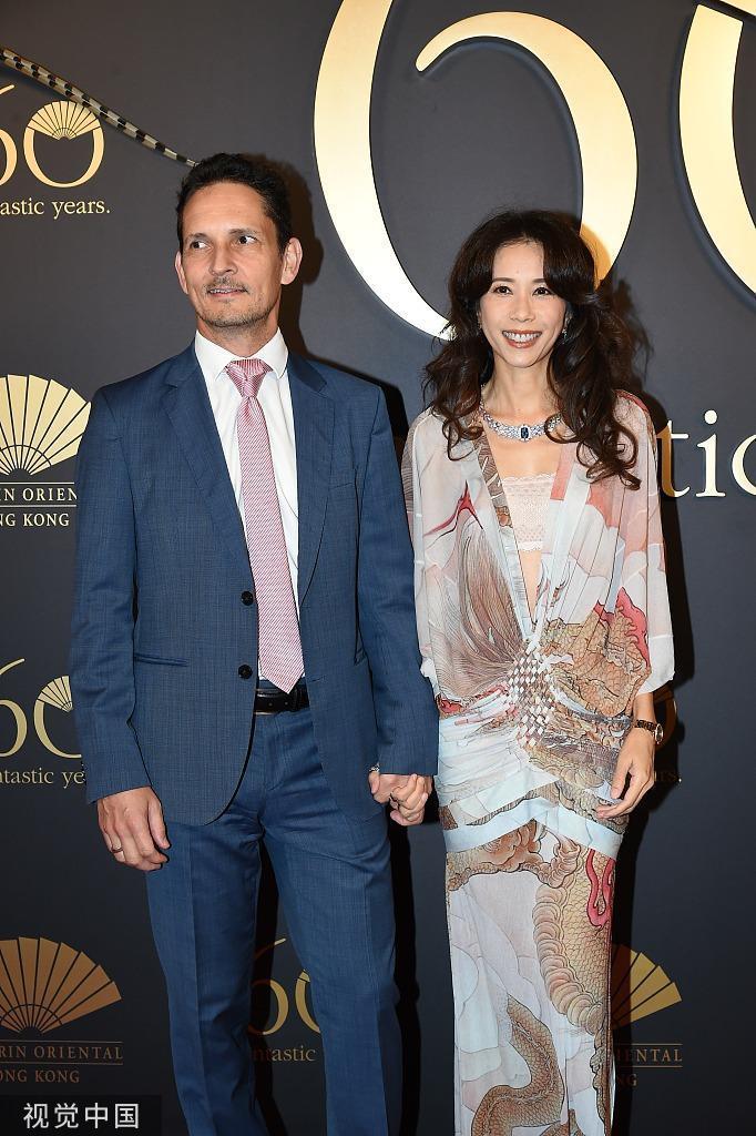 杨紫琼银色亮片裙造型出席活动 莫文蔚夫妇牵手亮相
