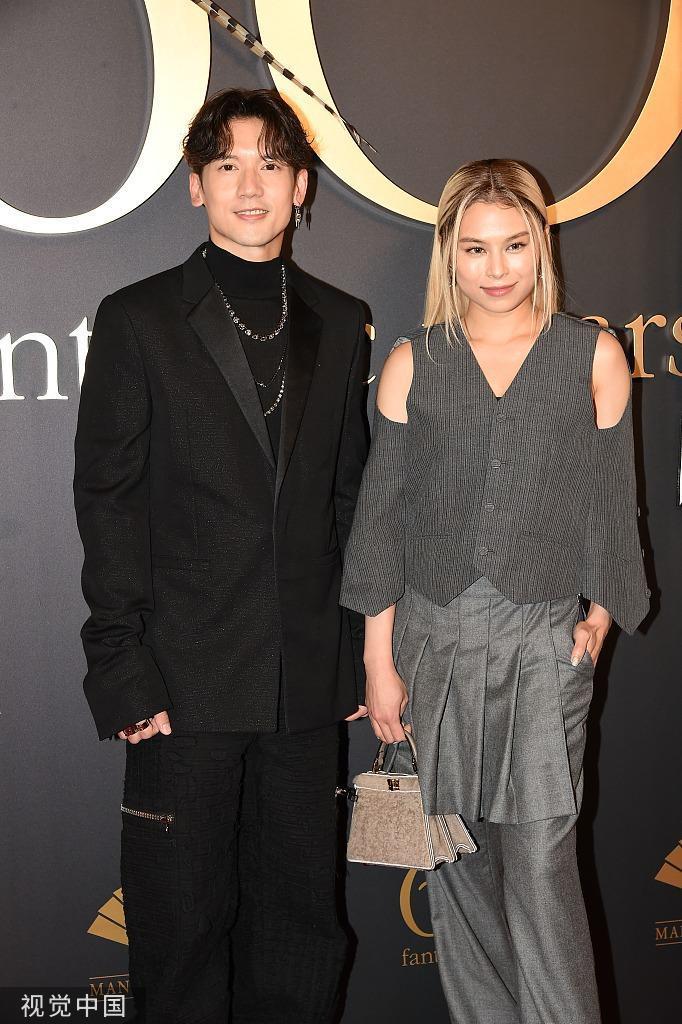 杨紫琼银色亮片裙造型出席活动 莫文蔚夫妇牵手亮相