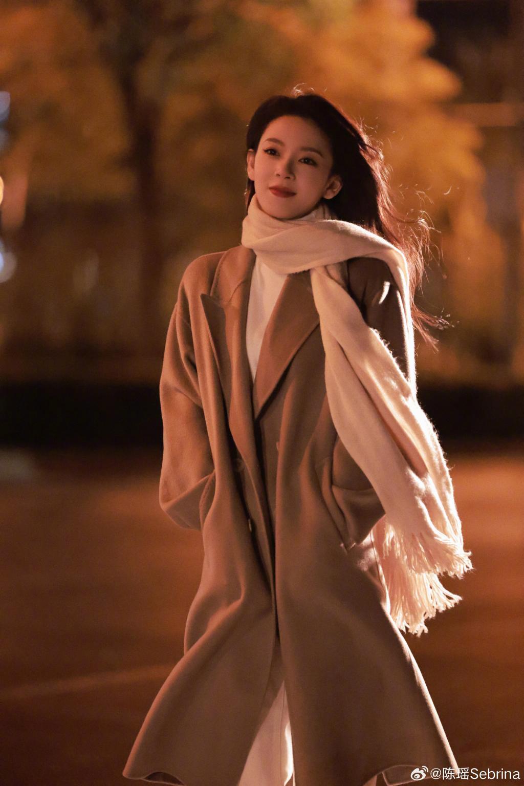 陈瑶示范秋日穿搭 夜色中笑容温暖治愈