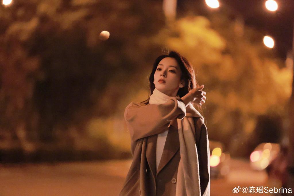 陈瑶示范秋日穿搭 夜色中笑容温暖治愈