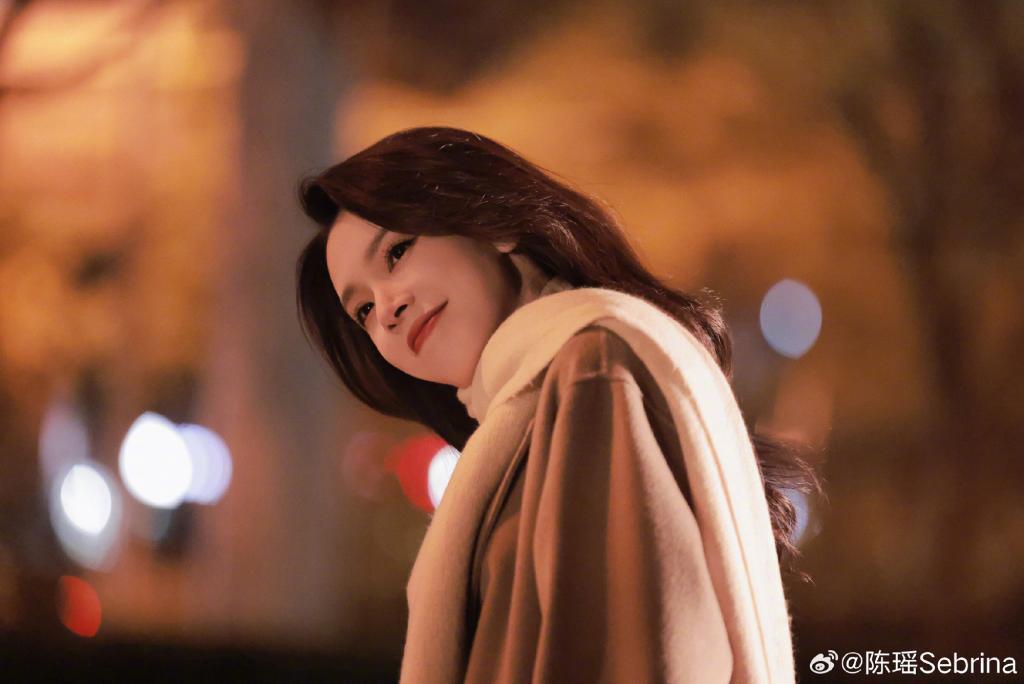 陈瑶示范秋日穿搭 夜色中笑容温暖治愈