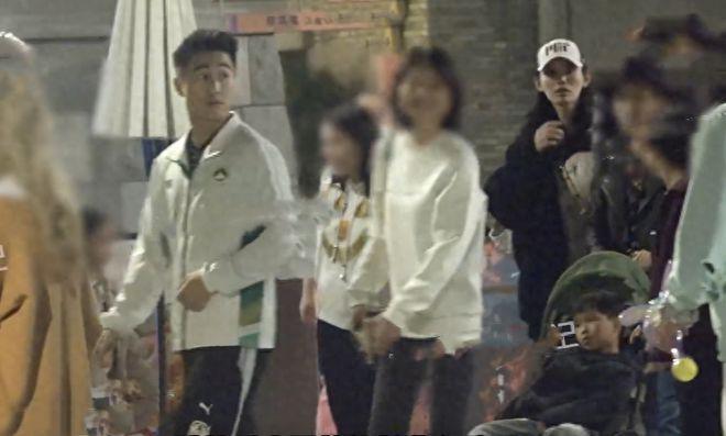 三代同游！奚梦瑶与婆婆畅聊，四太摸孙子小脑袋