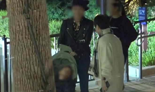 三代同游！奚梦瑶与婆婆畅聊，四太摸孙子小脑袋