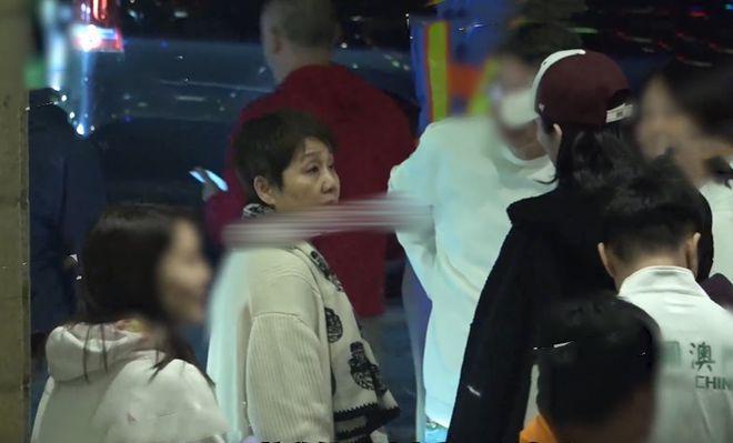 三代同游！奚梦瑶与婆婆畅聊，四太摸孙子小脑袋