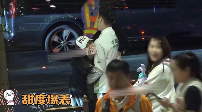 三代同游！奚梦瑶与婆婆畅聊，四太摸孙子小脑袋
