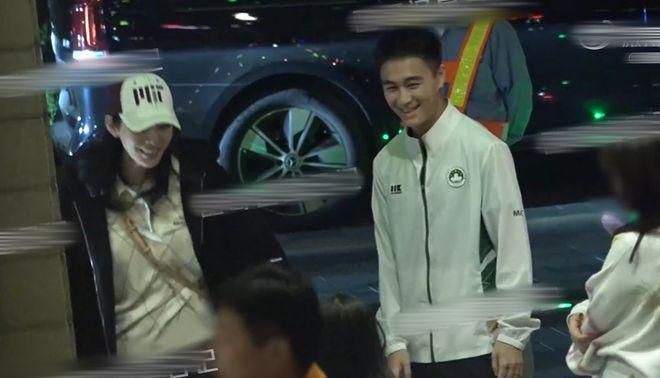三代同游！奚梦瑶与婆婆畅聊，四太摸孙子小脑袋