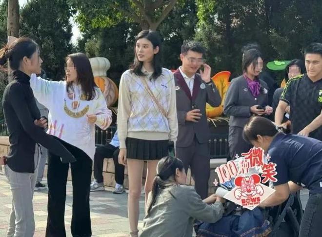 三代同游！奚梦瑶与婆婆畅聊，四太摸孙子小脑袋