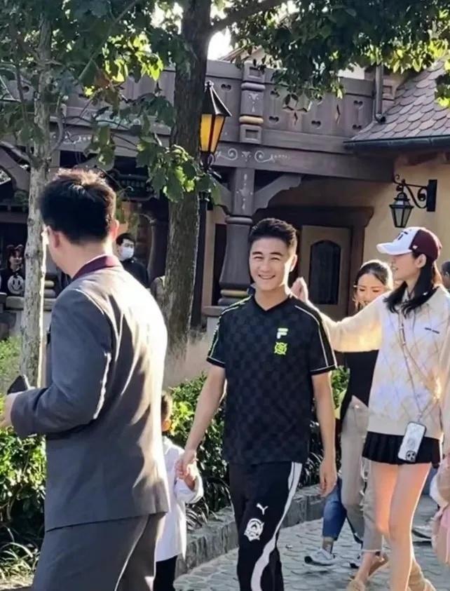 三代同游！奚梦瑶与婆婆畅聊，四太摸孙子小脑袋