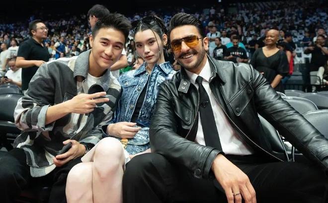 三代同游！奚梦瑶与婆婆畅聊，四太摸孙子小脑袋