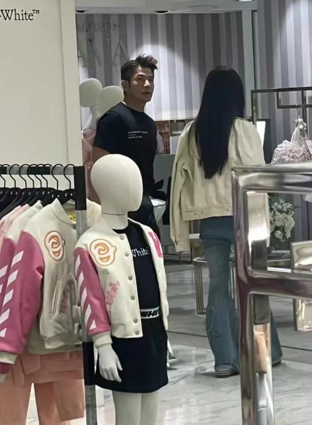 方媛为郭富城庆生笑容甜 长女太像妈妈幼女闹脾气
