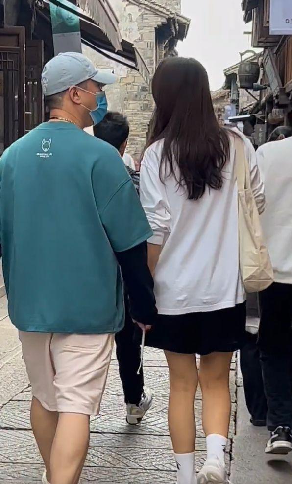 孙红雷夫妇牵手游乌镇 小15岁老婆背百元包好朴素