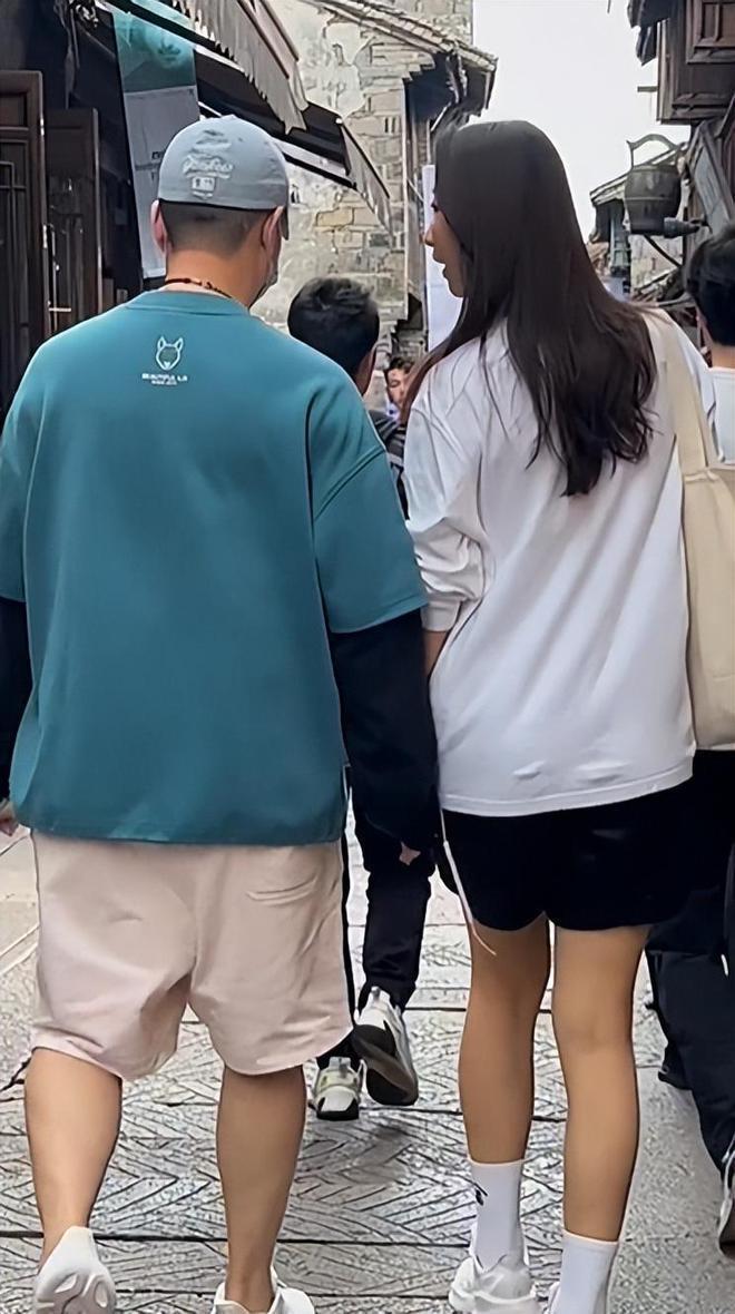 孙红雷夫妇牵手游乌镇 小15岁老婆背百元包好朴素