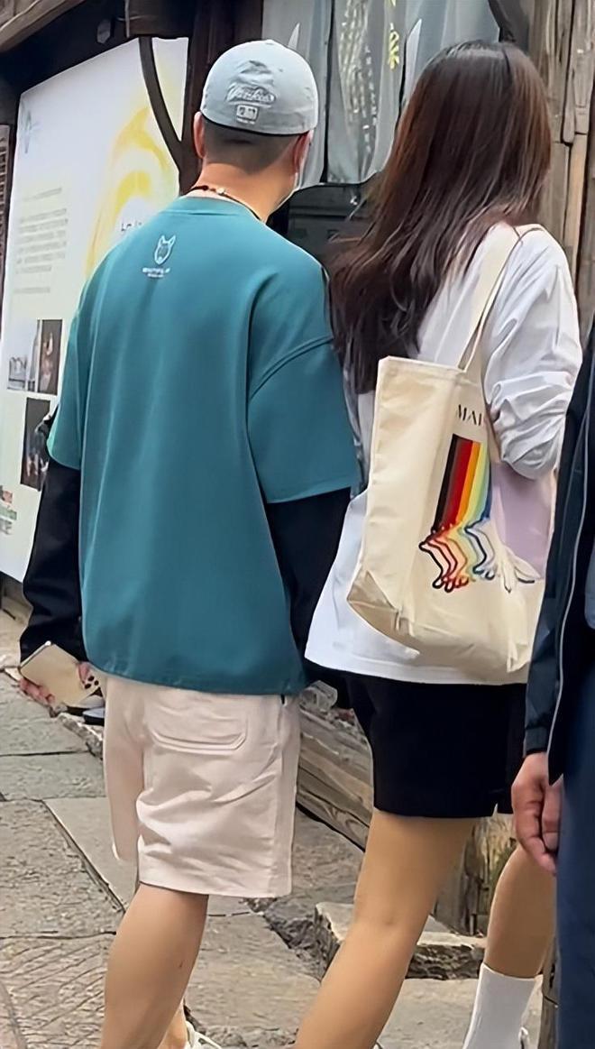 孙红雷夫妇牵手游乌镇 小15岁老婆背百元包好朴素