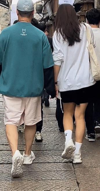 孙红雷夫妇牵手游乌镇 小15岁老婆背百元包好朴素