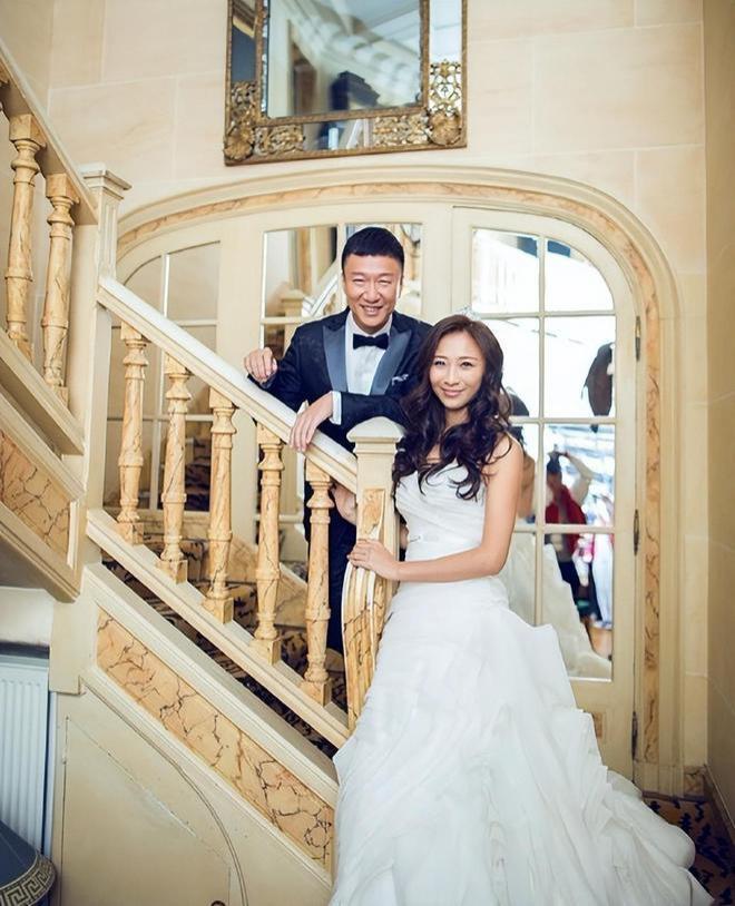 孙红雷夫妇牵手游乌镇 小15岁老婆背百元包好朴素