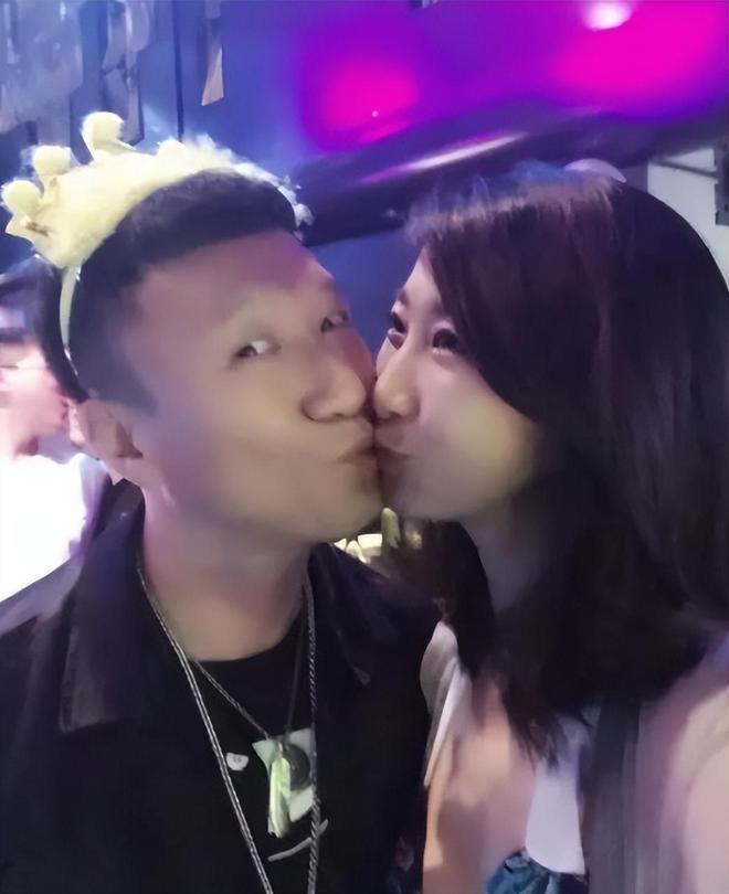 孙红雷夫妇牵手游乌镇 小15岁老婆背百元包好朴素