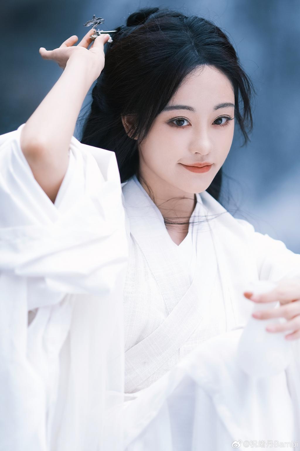 祝绪丹穿白色古装似仙女 大眼明亮气质清冷