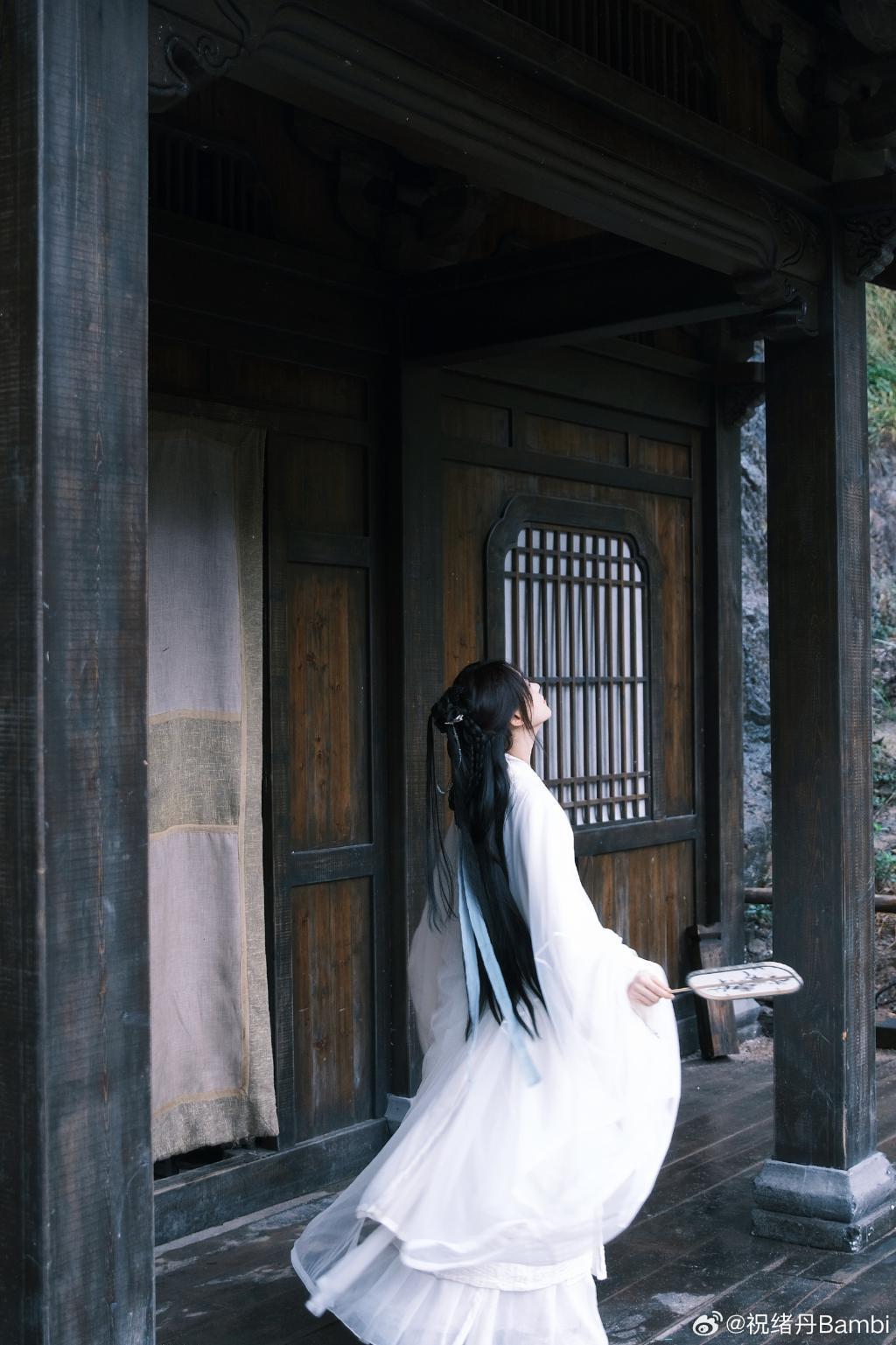 祝绪丹穿白色古装似仙女 大眼明亮气质清冷