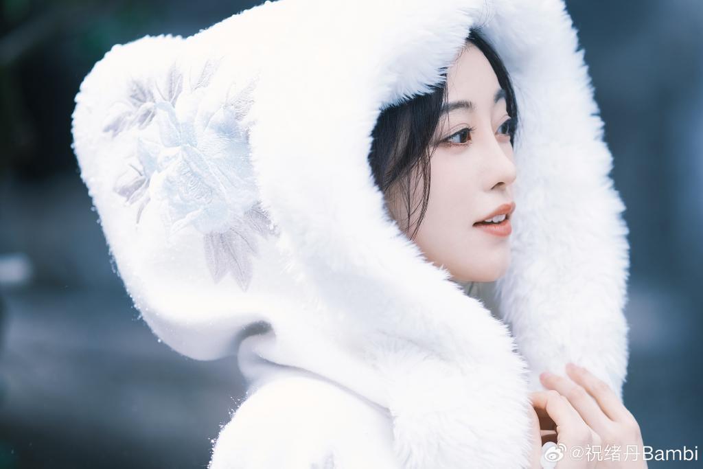 祝绪丹穿白色古装似仙女 大眼明亮气质清冷
