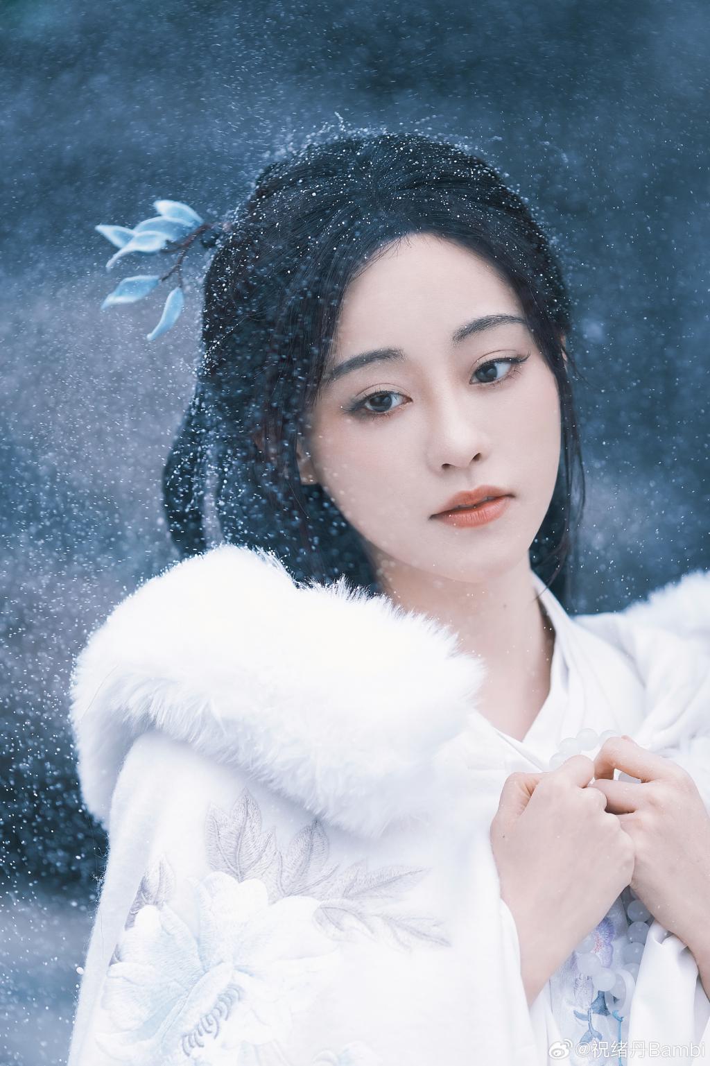 祝绪丹穿白色古装似仙女 大眼明亮气质清冷
