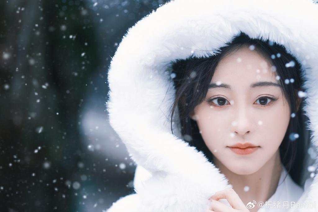 祝绪丹穿白色古装似仙女 大眼明亮气质清冷