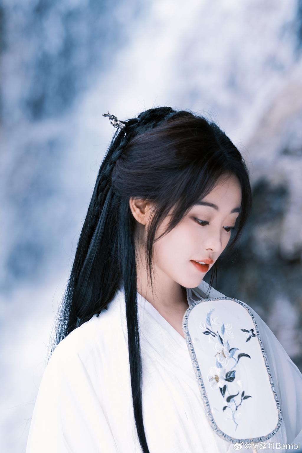 祝绪丹穿白色古装似仙女 大眼明亮气质清冷
