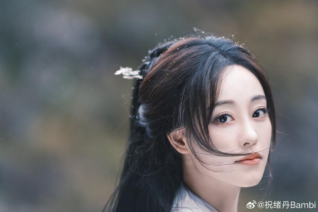 祝绪丹穿白色古装似仙女 大眼明亮气质清冷
