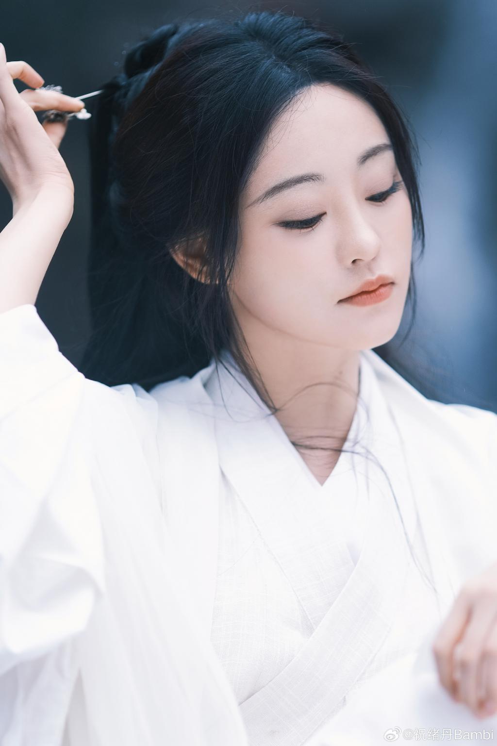 祝绪丹穿白色古装似仙女 大眼明亮气质清冷