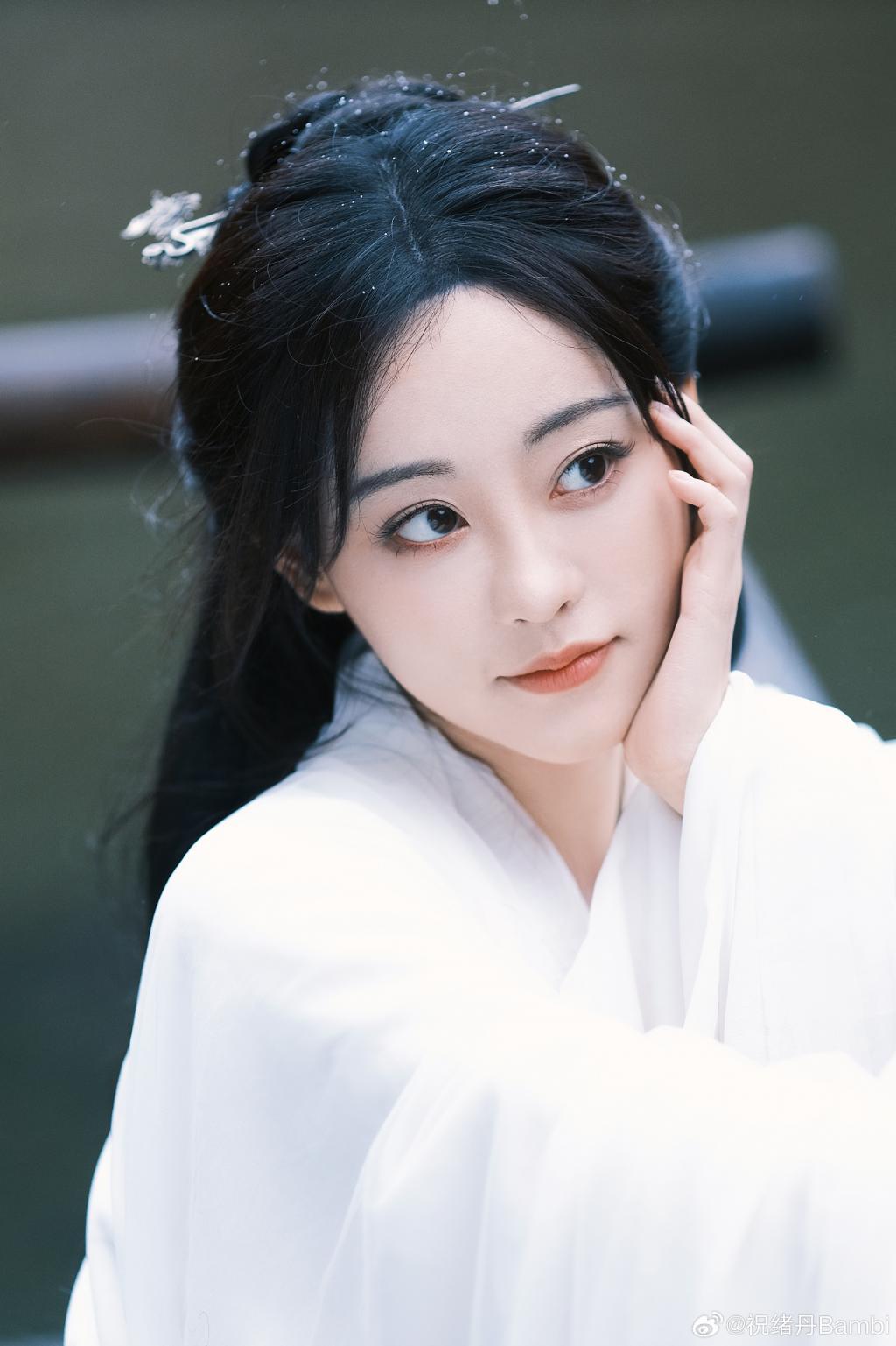 祝绪丹穿白色古装似仙女 大眼明亮气质清冷