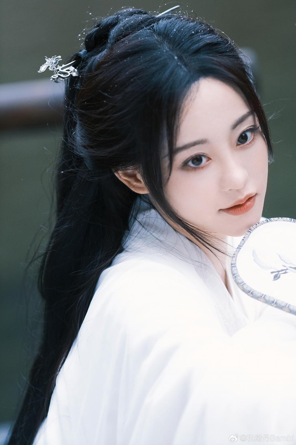祝绪丹穿白色古装似仙女 大眼明亮气质清冷