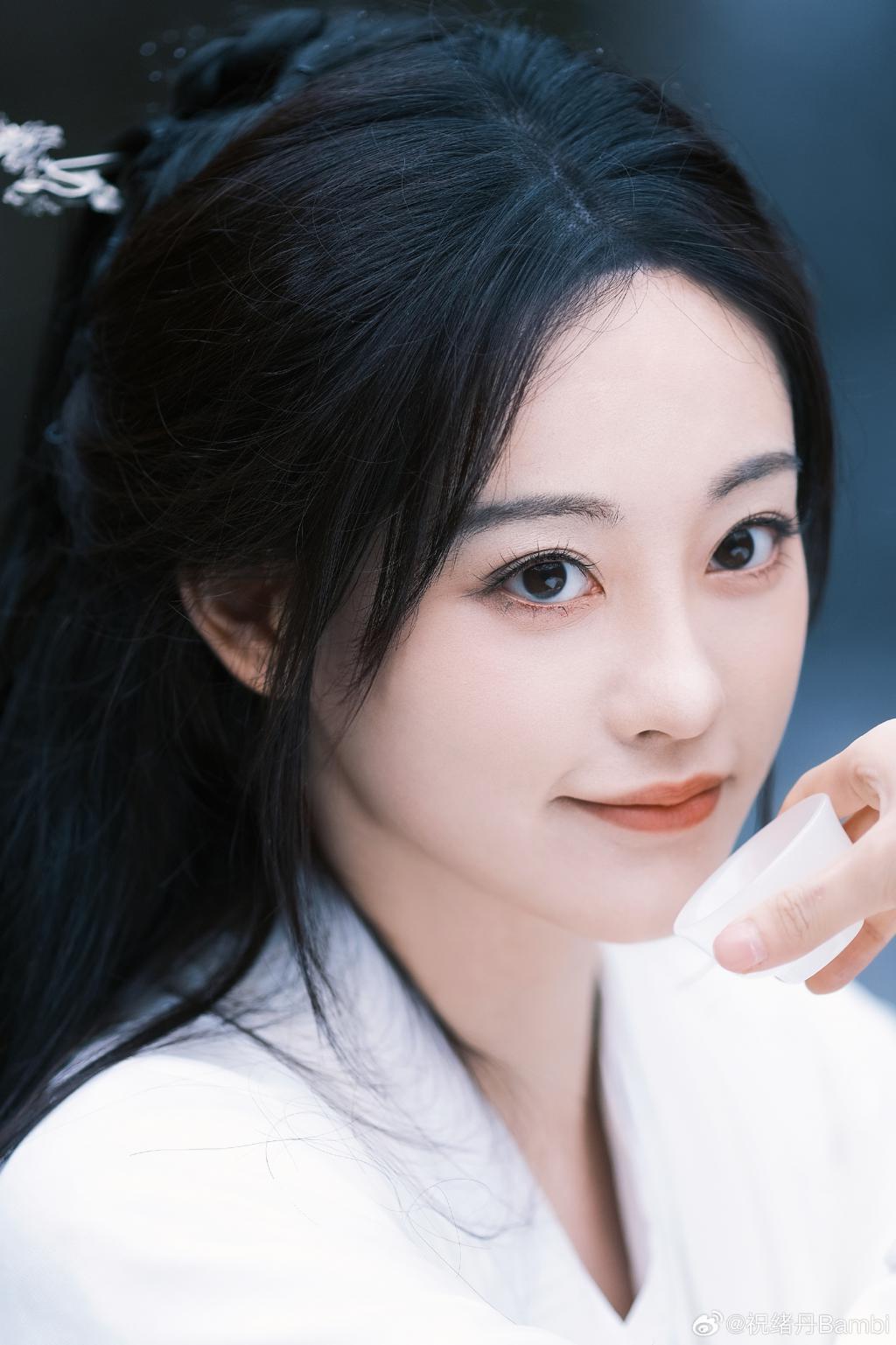 祝绪丹穿白色古装似仙女 大眼明亮气质清冷