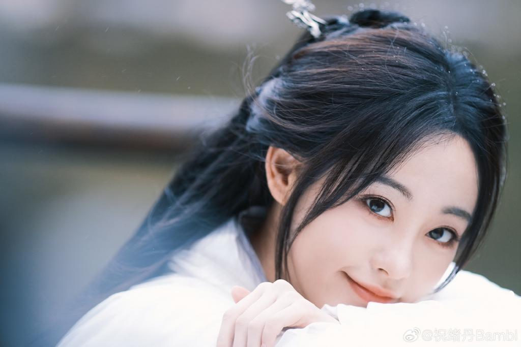 祝绪丹穿白色古装似仙女 大眼明亮气质清冷
