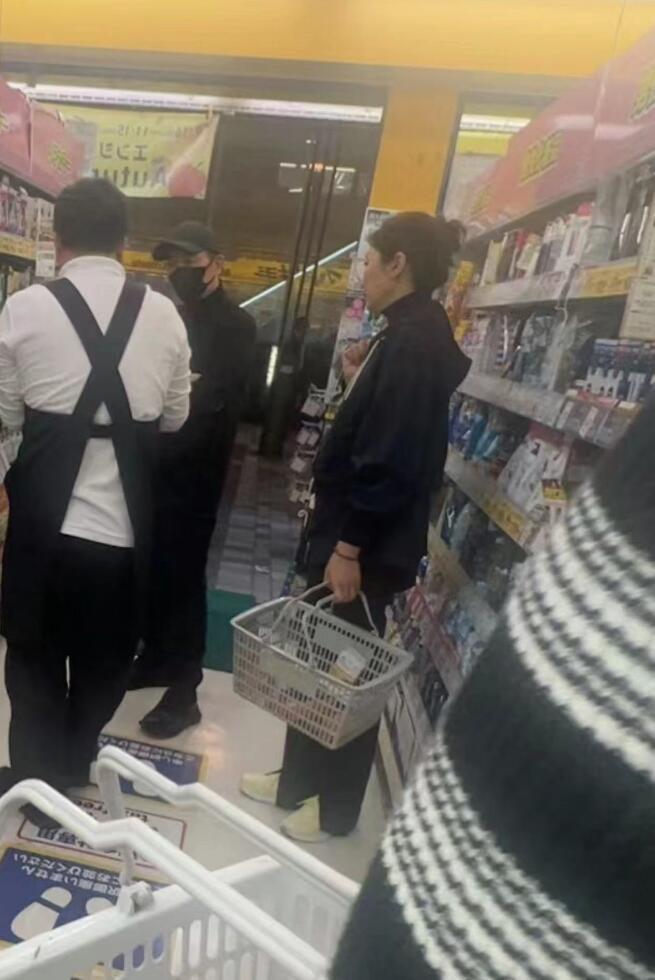 网友在日本偶遇张艺谋夫妇 小31岁娇妻温柔相伴