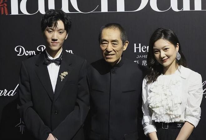 网友在日本偶遇张艺谋夫妇 小31岁娇妻温柔相伴