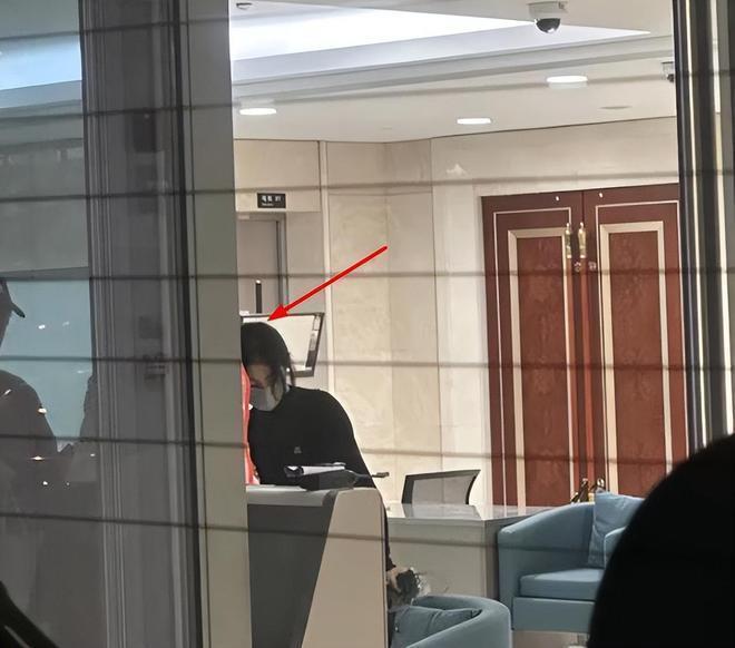 22岁张子枫被偶遇本人又瘦又小，被指一脸阴郁​