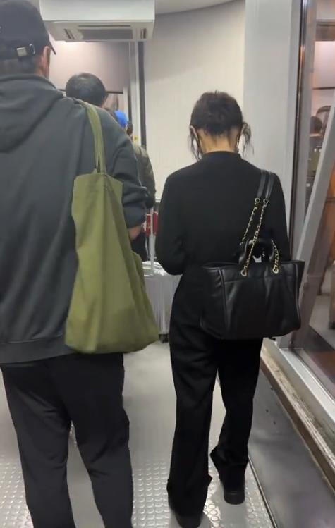 22岁张子枫被偶遇本人又瘦又小，被指一脸阴郁​