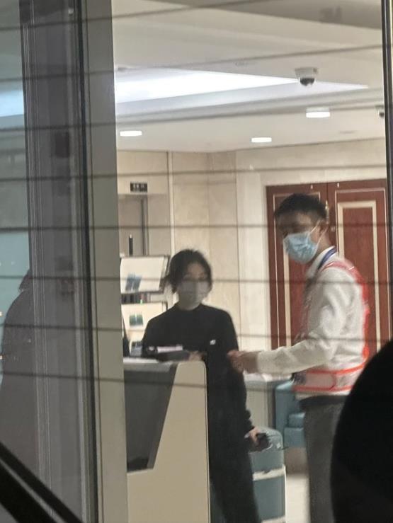 22岁张子枫被偶遇本人又瘦又小，被指一脸阴郁​