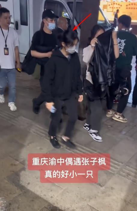 22岁张子枫被偶遇本人又瘦又小，被指一脸阴郁​