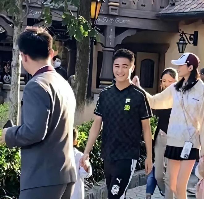 阔太奚梦瑶出演郭敬明新剧古装造型曝光，被嘲演员门槛太低