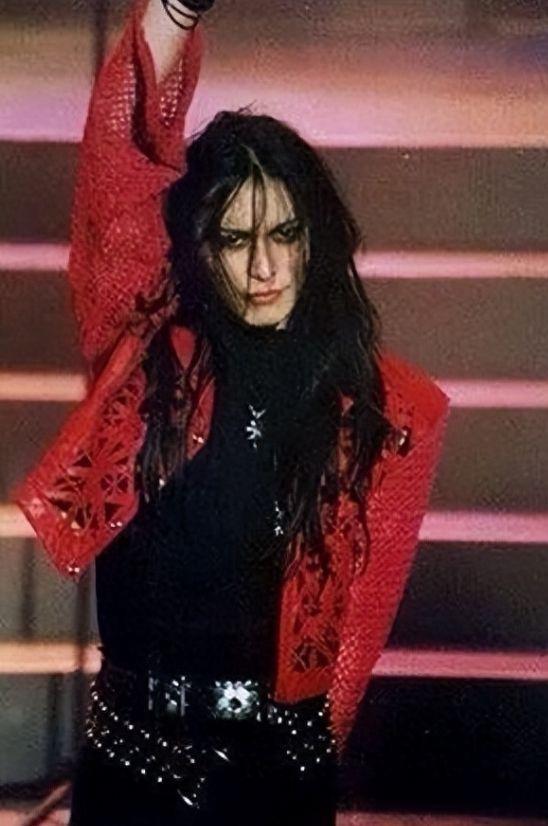 57岁男星演唱会上飙高音后晕倒 突发脑出血离世