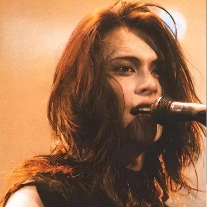 57岁男星演唱会上飙高音后晕倒 突发脑出血离世