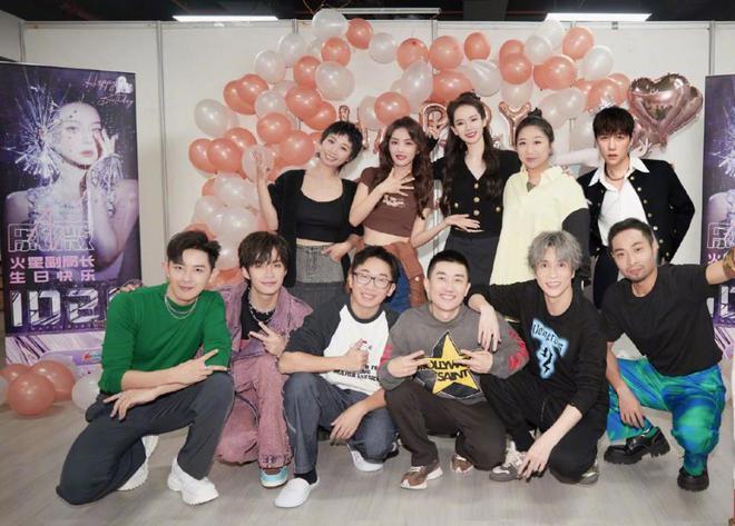 李承铉晒照为戚薇庆生，细节暴露真实婚姻关系