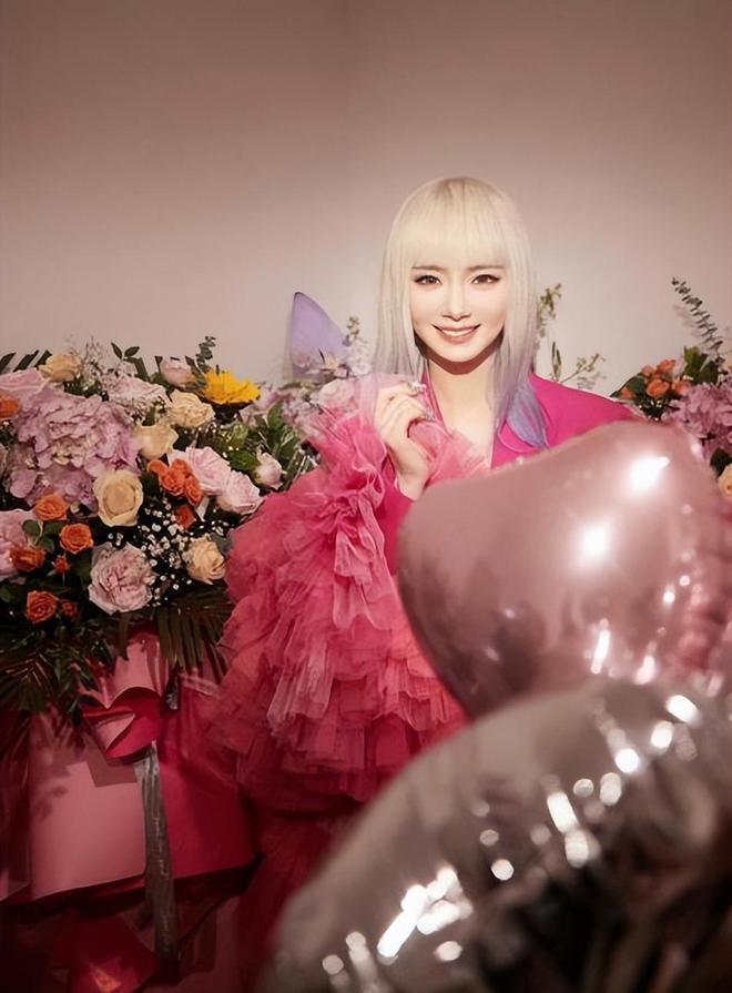 李承铉晒照为戚薇庆生，细节暴露真实婚姻关系