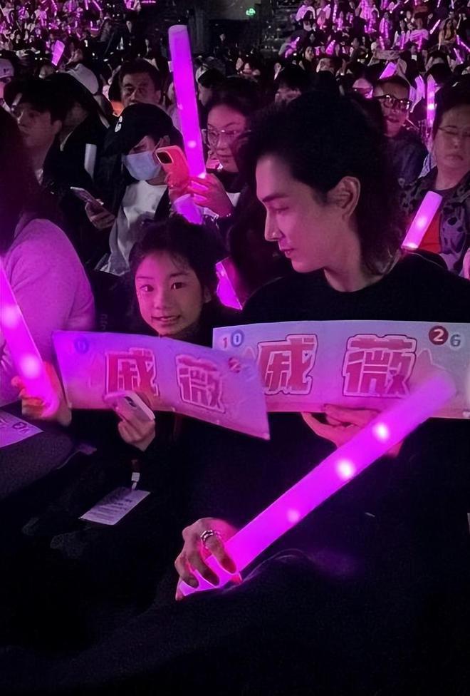 李承铉晒照为戚薇庆生，细节暴露真实婚姻关系