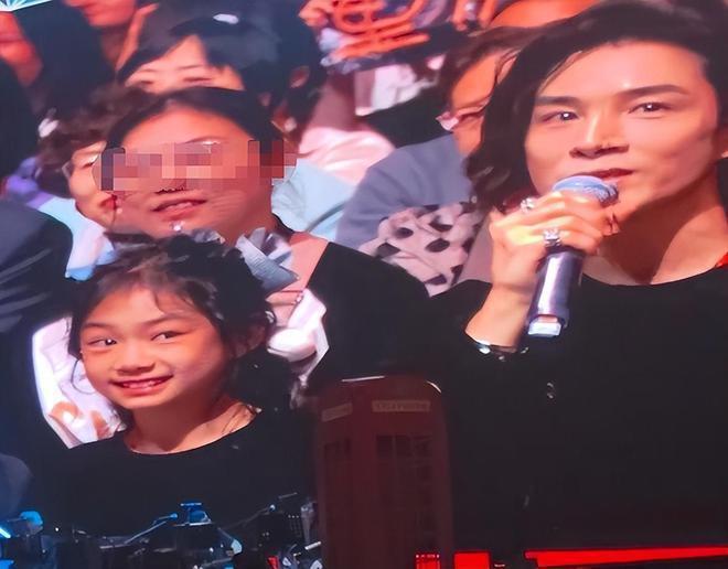 李承铉晒照为戚薇庆生，细节暴露真实婚姻关系