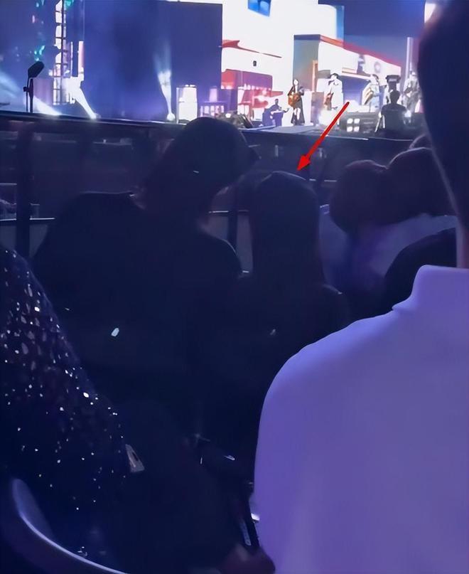 李承铉晒照为戚薇庆生，细节暴露真实婚姻关系