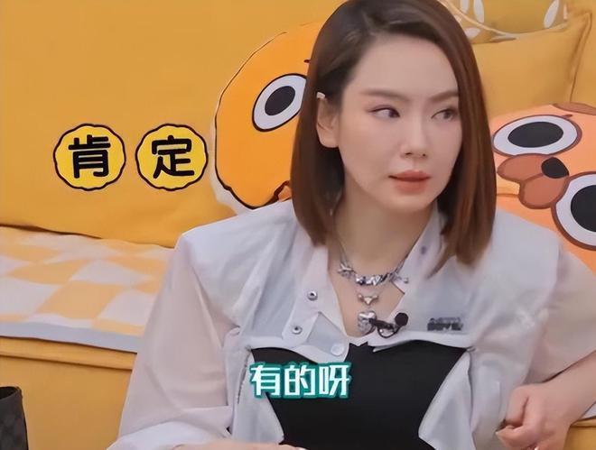 李承铉晒照为戚薇庆生，细节暴露真实婚姻关系